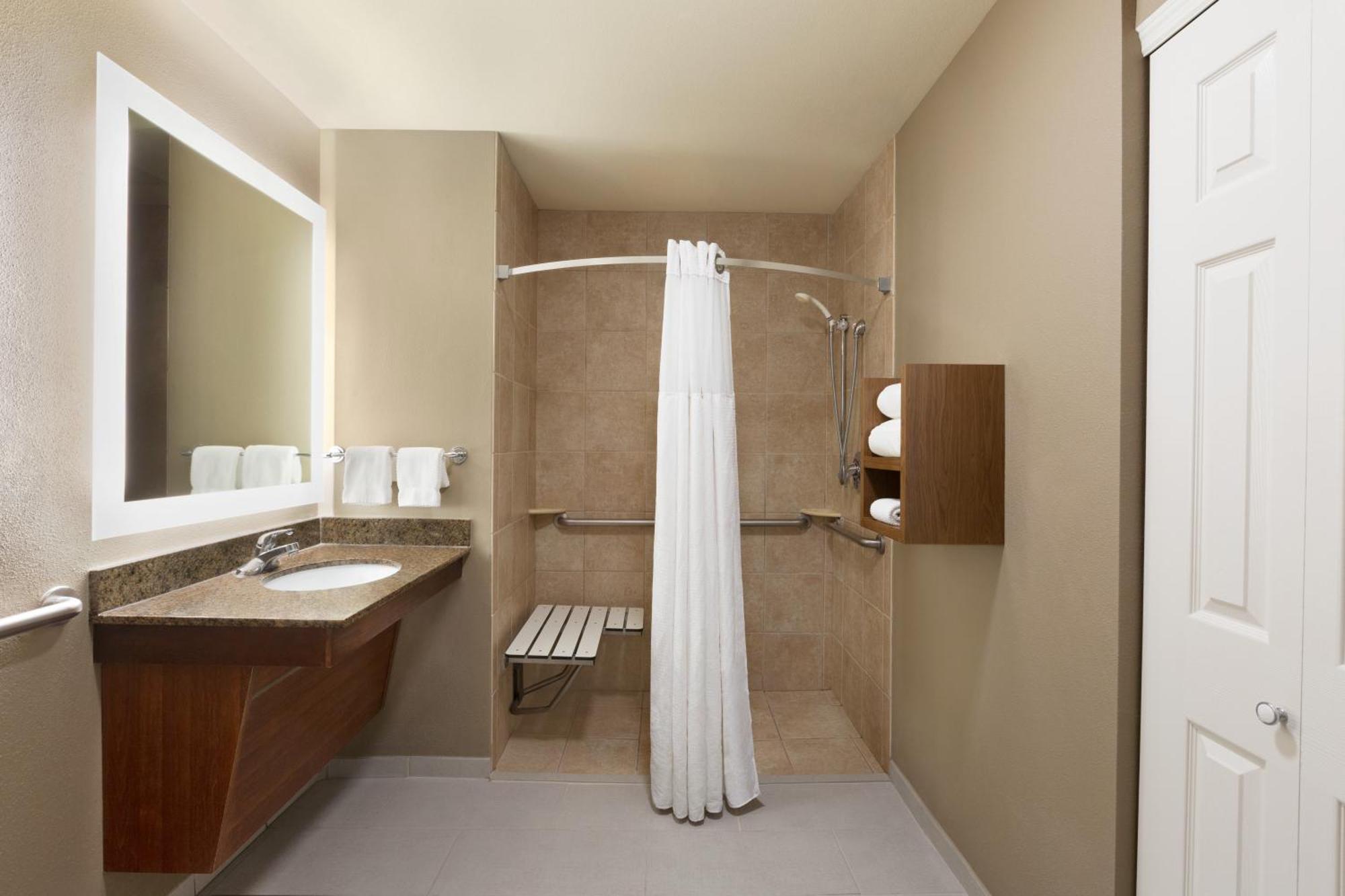 Queen Suite - Disability Access Roll in Shower,779691093:JPEG